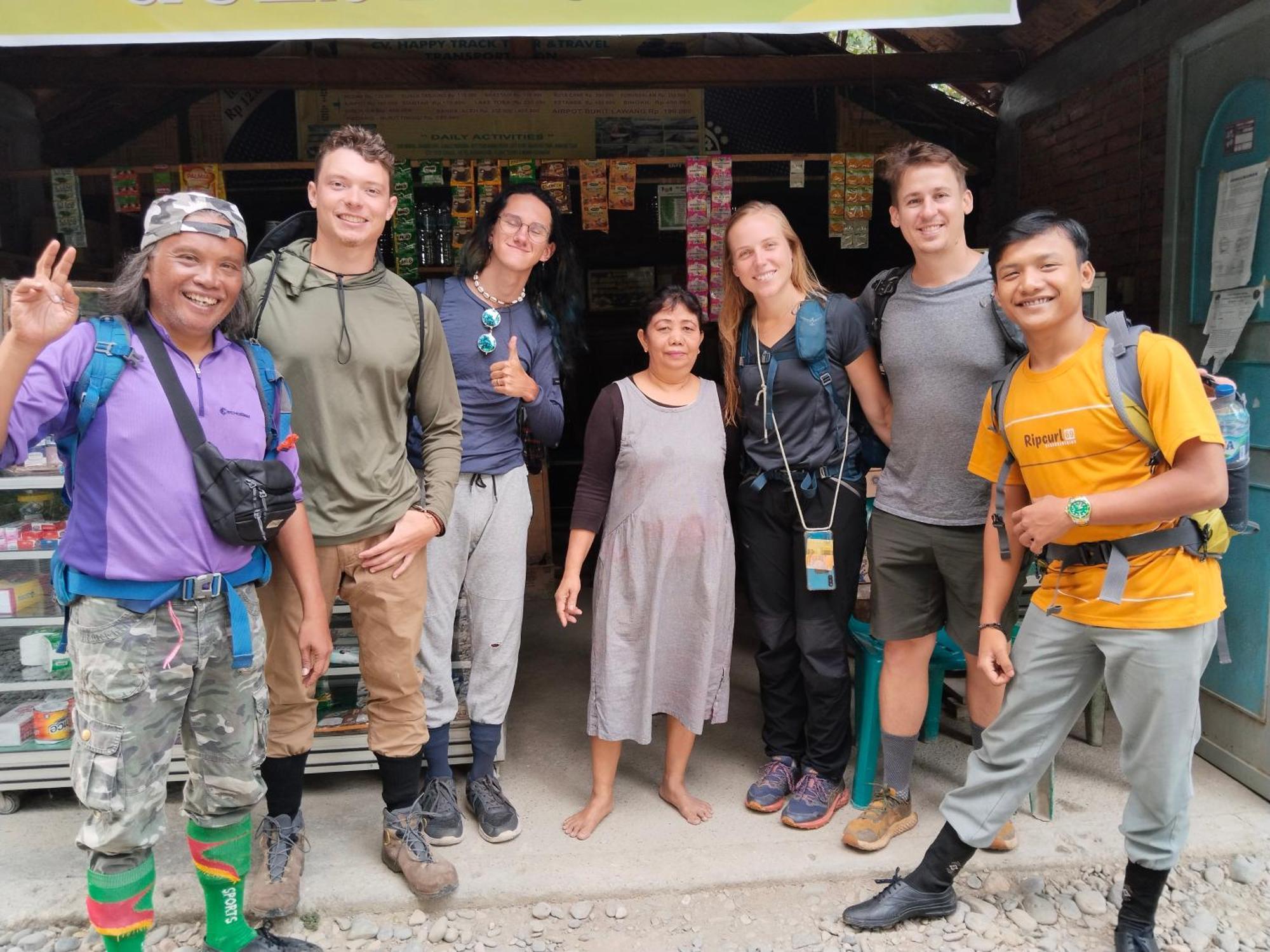 Jhony'S Backpacker-Guest House Only Stay Here Book Treking With Us Bukit Lawang Kültér fotó