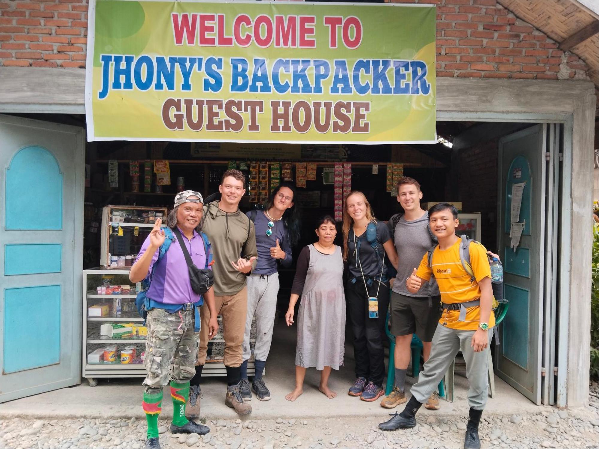 Jhony'S Backpacker-Guest House Only Stay Here Book Treking With Us Bukit Lawang Kültér fotó