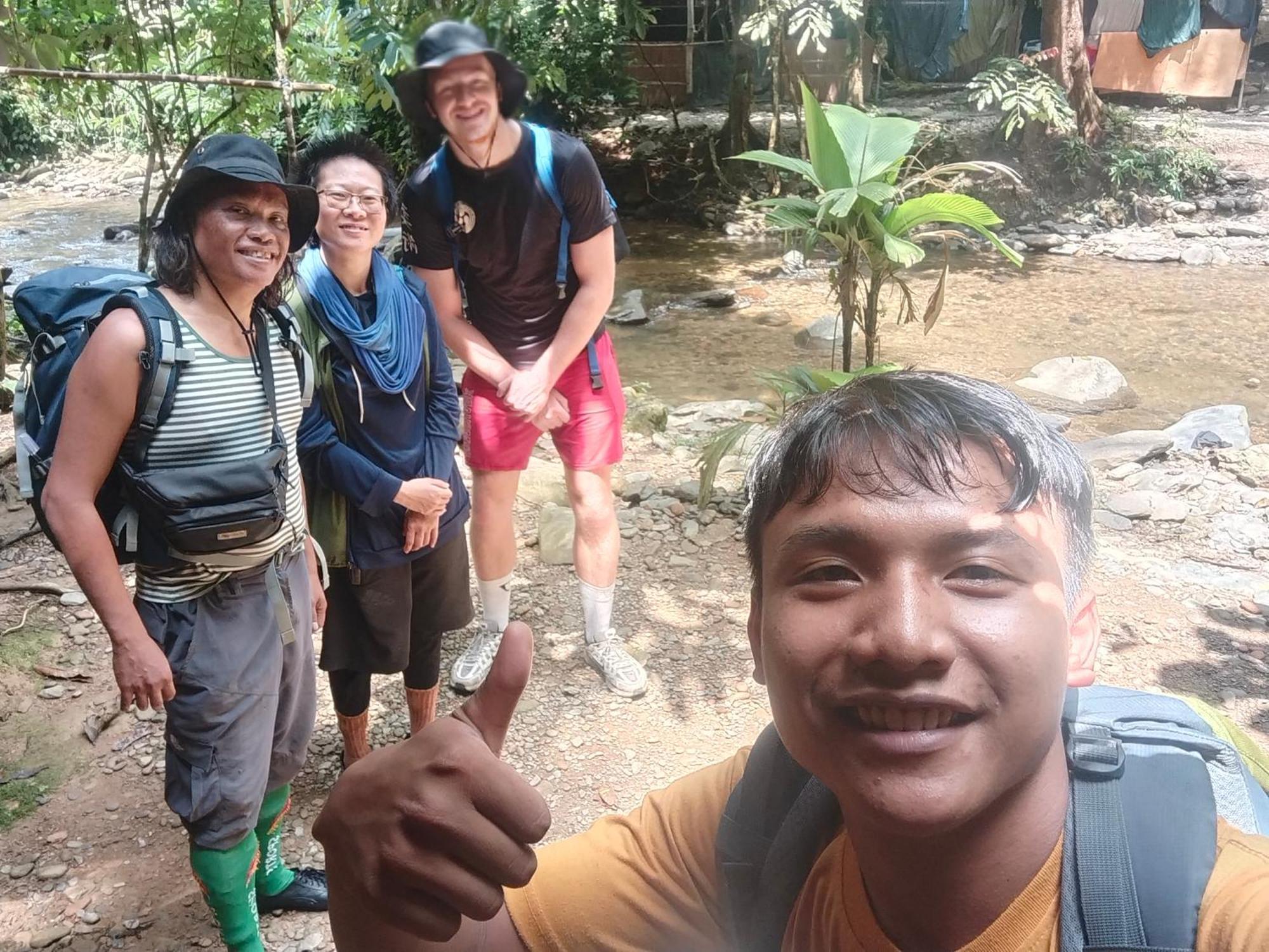 Jhony'S Backpacker-Guest House Only Stay Here Book Treking With Us Bukit Lawang Kültér fotó