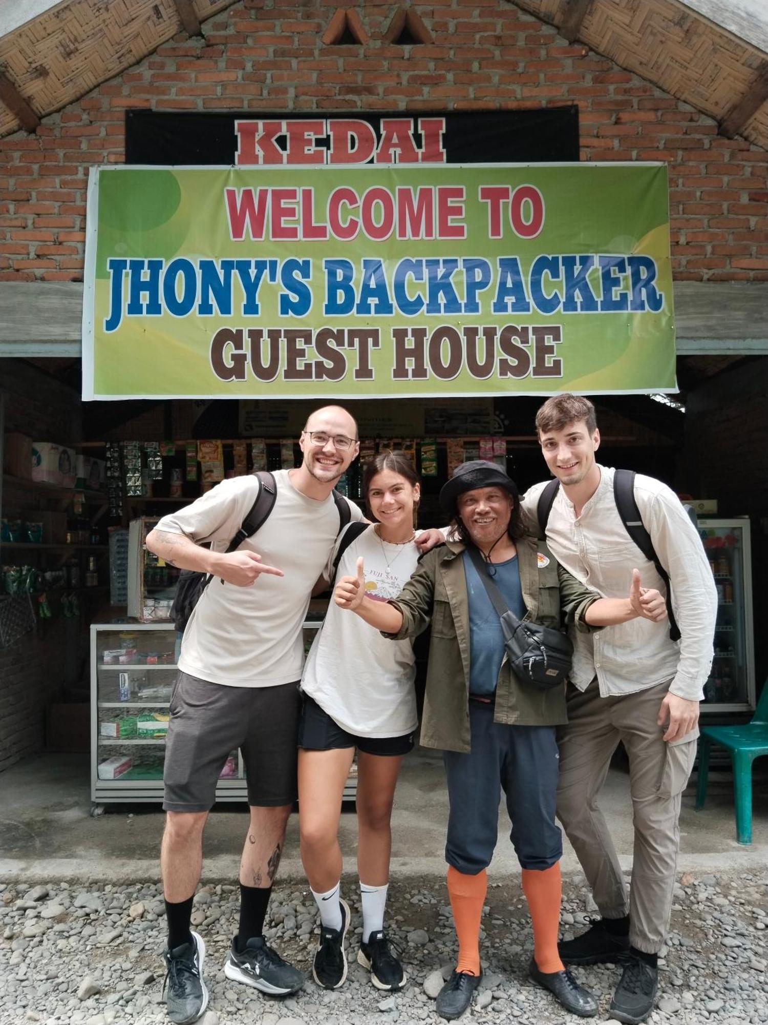 Jhony'S Backpacker-Guest House Only Stay Here Book Treking With Us Bukit Lawang Kültér fotó