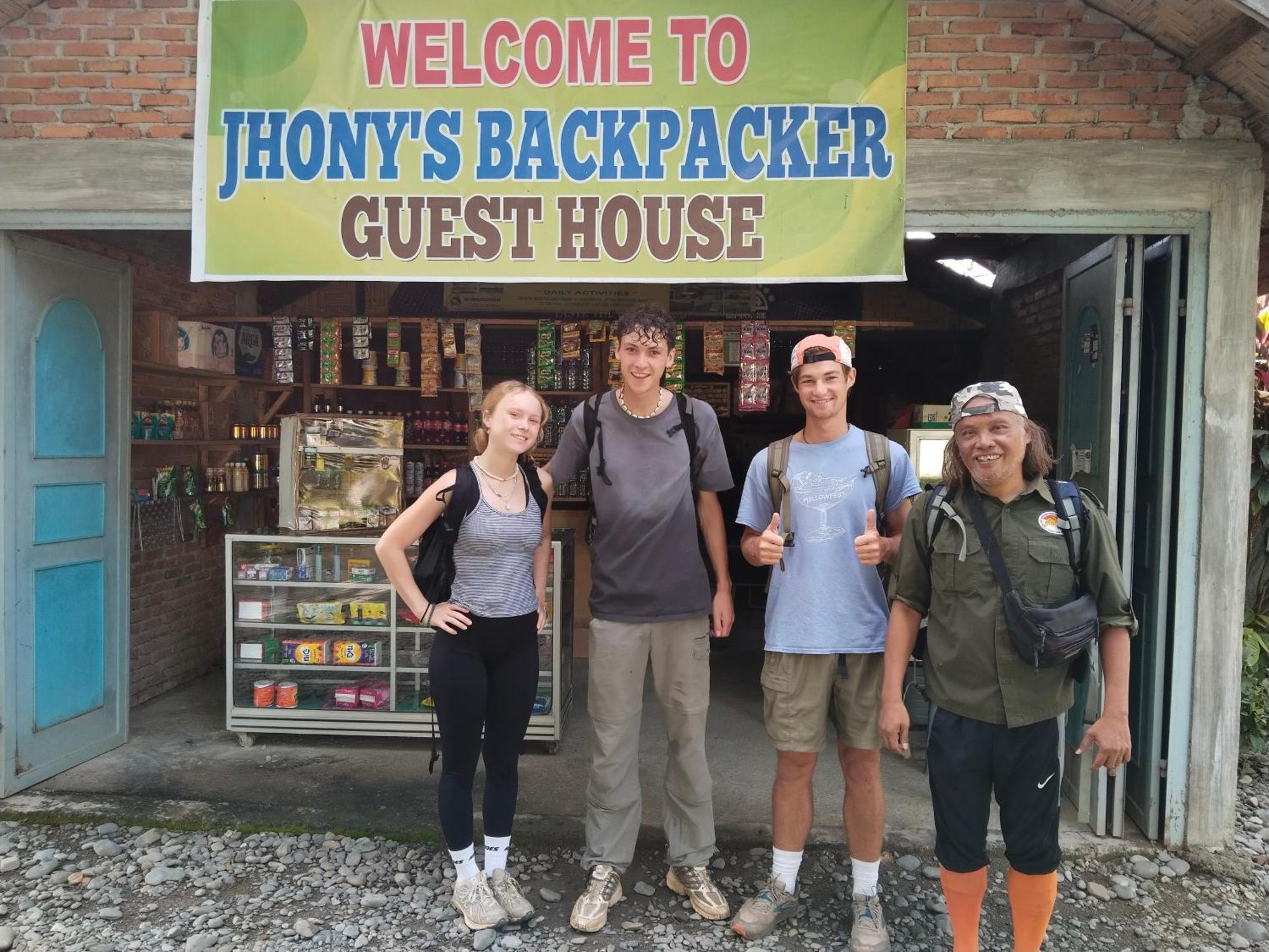 Jhony'S Backpacker-Guest House Only Stay Here Book Treking With Us Bukit Lawang Kültér fotó