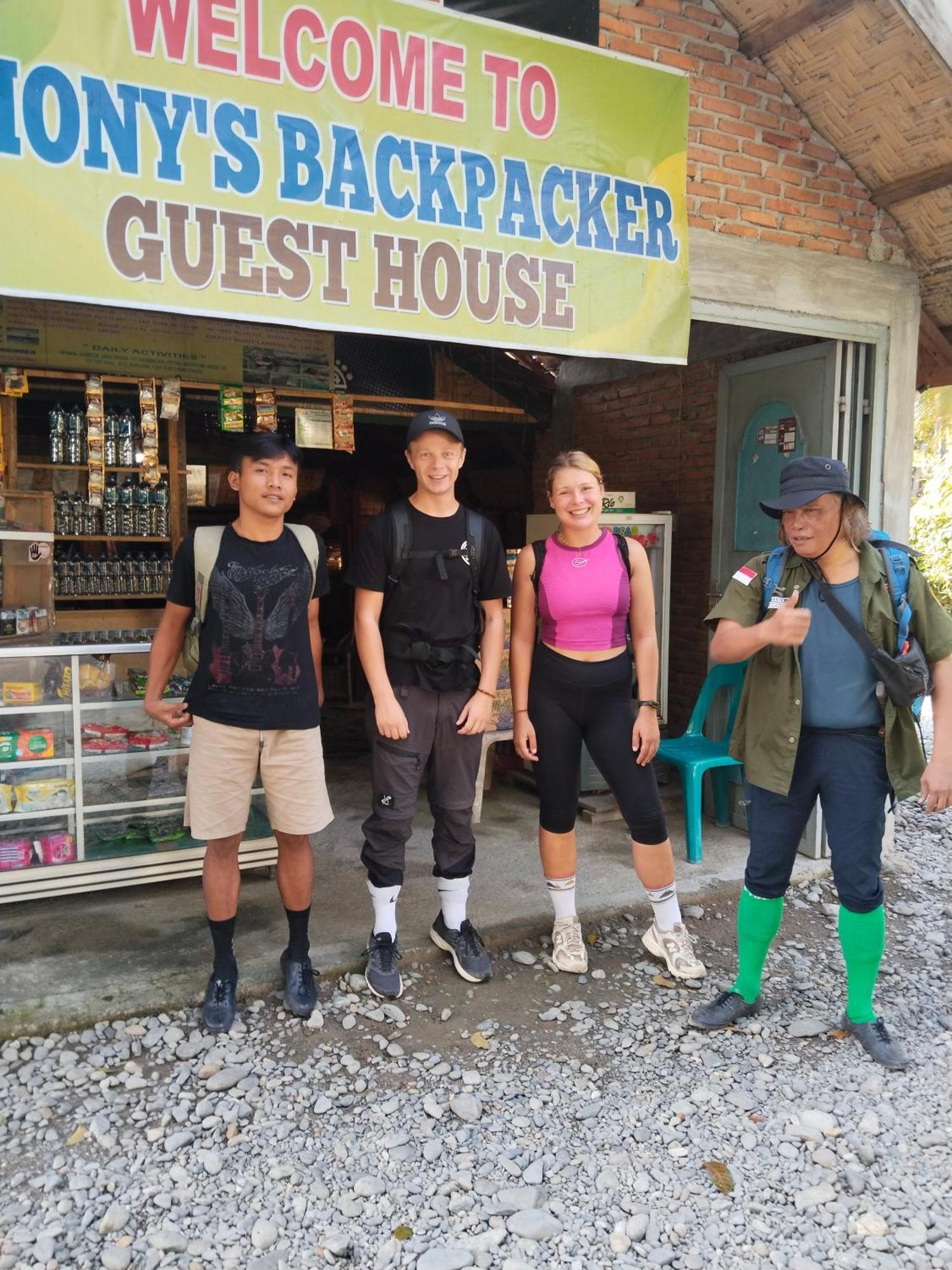 Jhony'S Backpacker-Guest House Only Stay Here Book Treking With Us Bukit Lawang Kültér fotó
