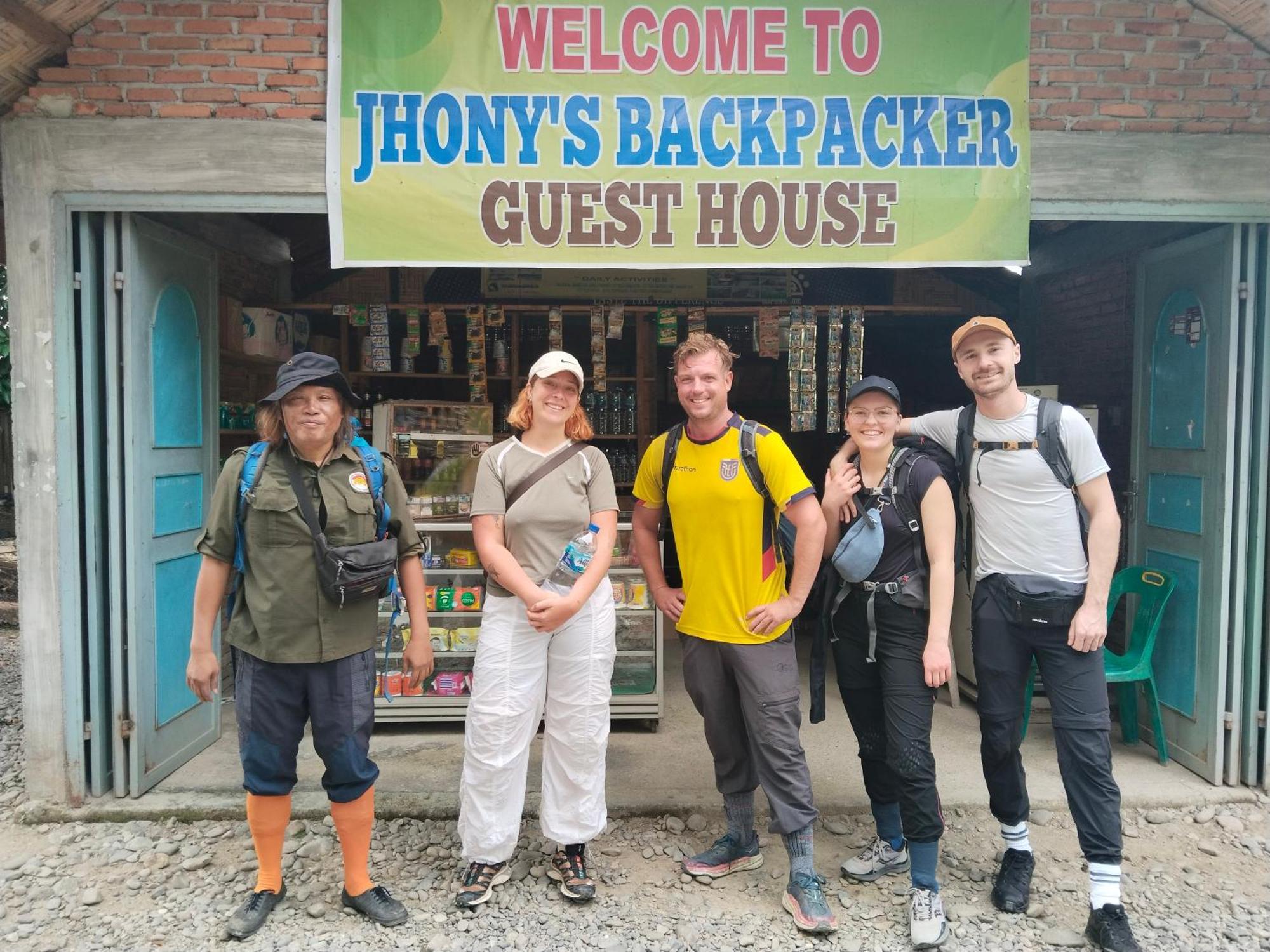 Jhony'S Backpacker-Guest House Only Stay Here Book Treking With Us Bukit Lawang Kültér fotó