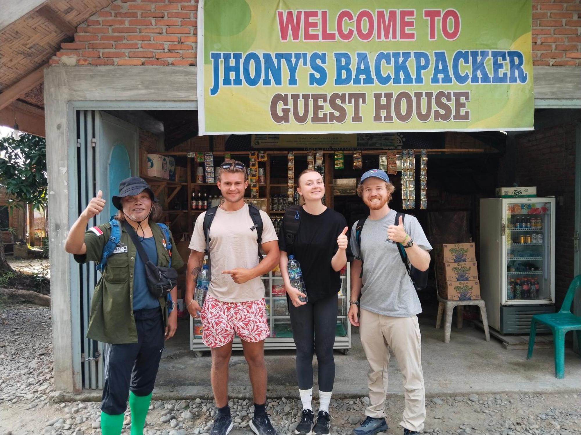 Jhony'S Backpacker-Guest House Only Stay Here Book Treking With Us Bukit Lawang Kültér fotó