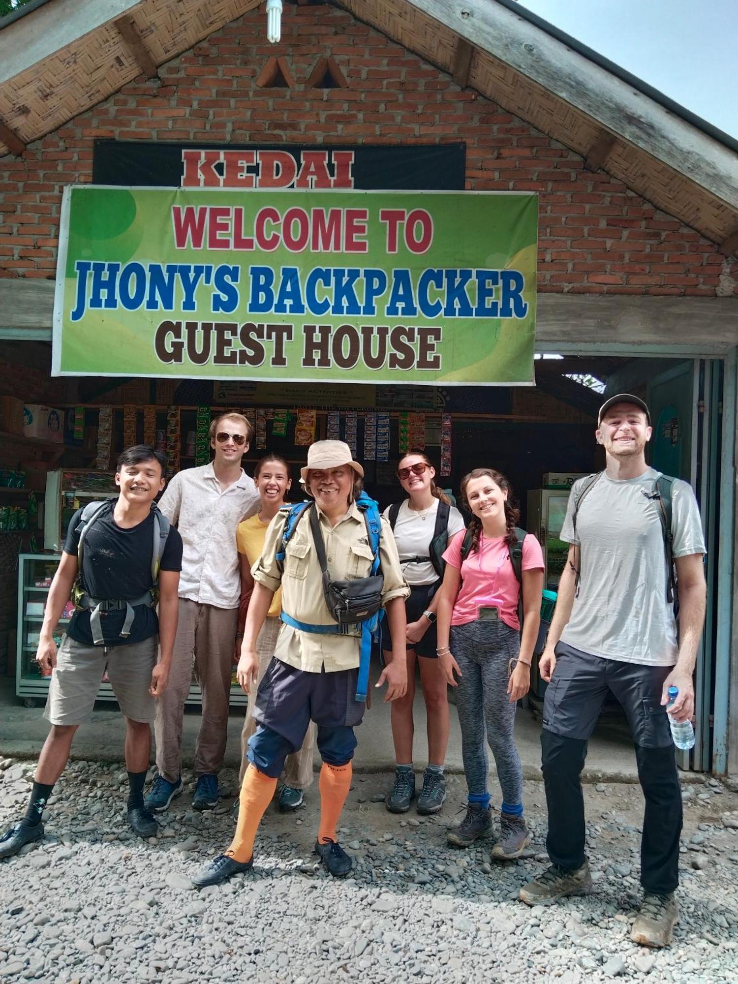 Jhony'S Backpacker-Guest House Only Stay Here Book Treking With Us Bukit Lawang Kültér fotó